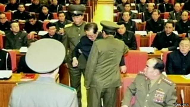 Truyền hình nhà nước đăng hình ông Chang bị giải đi khỏi cuộc họp