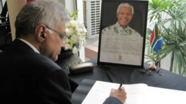 විපක්ෂ නායක රනිල් වික්රමසිංහද කොළඹදී ශෝක ප්රකාශ සටහන් කළ පිරිස අතර විය