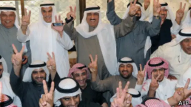 نواب بالبرلمان يختفون بزملائهم المفرج عنهم