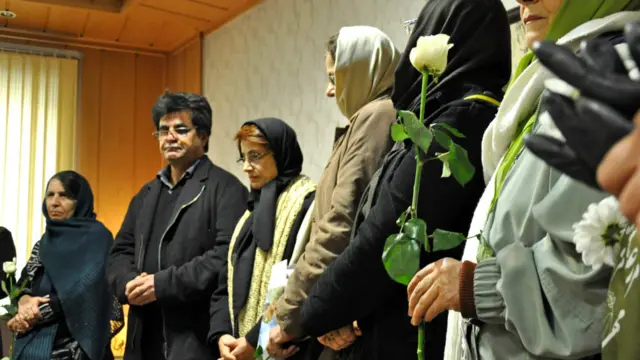 بهشاد از تهران توضیح داده است نسرین ستوده، جعفر پناهی و جمعی از مادران صلح برای امضاء دفتر یادبود درگذشت نلسون ماندلا در سفارتخانه آفریقای جنوبی حاضر شدند.