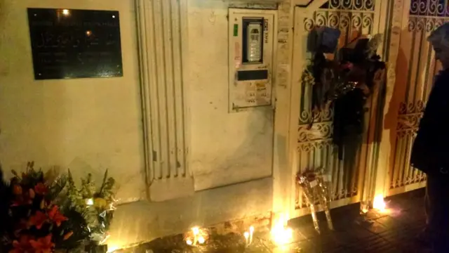 شهراد از تهران این عکس را جمعه ۱۵ آذرماه پس از درگذشت نلسون ماندلا از مقابل سفارتخانه آفریقای جنوبی در تهران گرفته است.