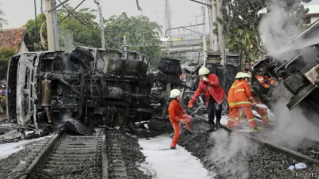 Pemadam kebakaran memadamkan api yang melalap salah-satu gerbong.