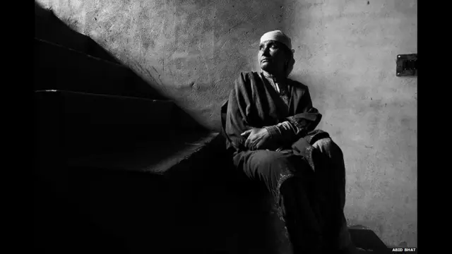 راجہ بیگم کے شوہر علی محمد وار قالینوں کا کام کرتے تھے۔ وہ 1999 میں اپنی بھتیجی کی شادی کے لیے تحفہ خریدنے گئے تھے اور آج تک واپس نہیں آئے۔ راجا نے انھیں جیلوں، فوجی کیمپوں اور حراستی مراکز سمیت ہر جگہ تلاش کیا۔ طاہرہ کے چھ بچے ہیں اور گزر بسر کے لیے وہ دستکاری کا کام کرتی ہیں۔