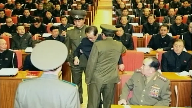 最高领导人金正恩的姑父张成泽——因“反党反革命”行为被劳动党解除一切职务与开除党籍。朝鮮中央通讯社公布的照片显示，在12月8日举行的政治局扩大会议上警卫将张成泽从他的座位上带走。 