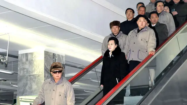 身为金正日的妹妹、金日成长女金敬姬的丈夫，张成泽因为与前领袖金正日的关系，在金正恩掌权初期，一度被认为是朝鲜国内实际上的“二号人物”。