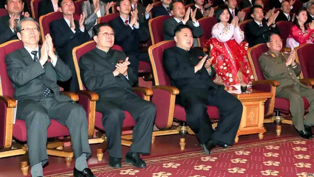 2009年4月出任国防委员会委员。2010年6月晋升国防委员会副委员长，晋身朝鲜最高领导层。