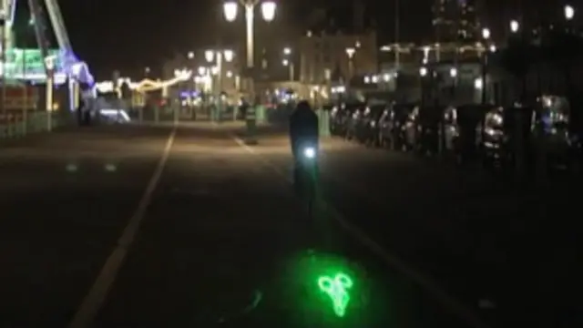 La proyección sobre el suelo ayuda en los clásicos escenarios de punto ciego.