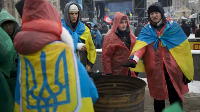 Người dân Ukraine ít ra là ở Kiev phản đối chính quyền hoãn thỏa thuận với EU sau khi Nga phản đối.

