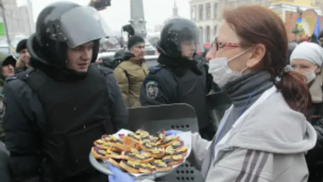 Намойишчилар орасида ҳукумат кучлари яна куч қўллаши мумкинлиги ҳақидаги хавотирлар пасайган, деб айтади Би-би-си мухбири.