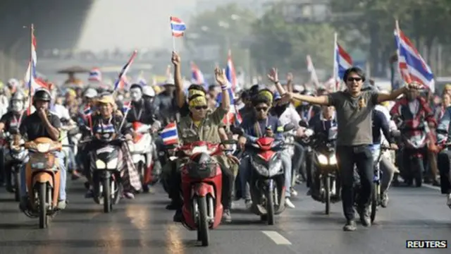 تظاهر کنندگان میگویند میخواهند وارد محوطه دفاتر نخست وزیری شوند