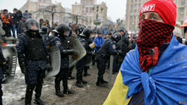Протестующий в Киеве на фоне шеренги спецназа