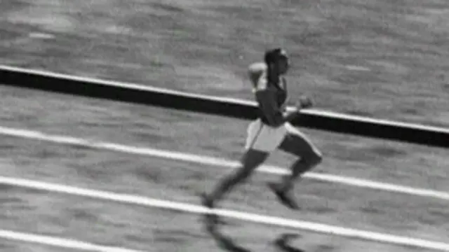 ජෙසී ඔවින්ස් ධාවන පථය ජය ගත්තේ නාසි බලාපොරොත්තු සුං කරමින්.