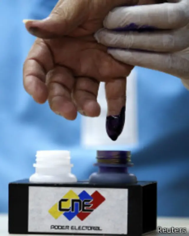 Cidadão venezuelano vota | Foto: Reuters