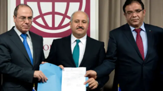 وقع الاتفاقية عن الجانب الاسرائيلي وزير التنمية المناطقية سيلفان شالوم وعن الجانب الاردني وزير الزراعة والموارد المائية حازم ناصر وعن الجانب الفلسطيني شداد العتيلي رئيس سلطة المياه