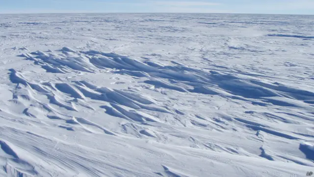 برف کی دبیز چادر تیز ہواؤں کے نتیجے میں وہاں پہنچی