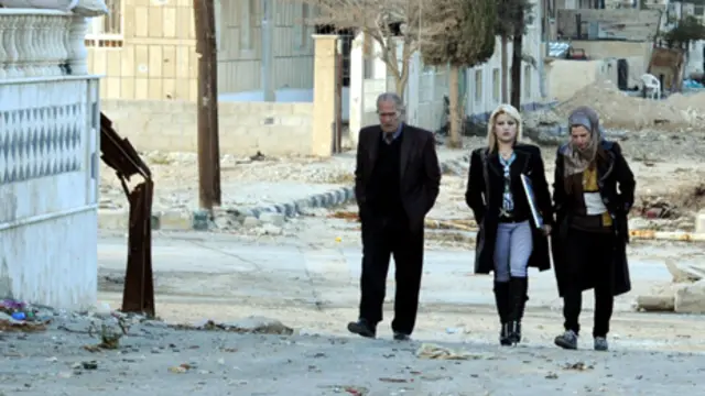 ثلاثة من سكان النبك يتجولون في شوارعها المحطمة