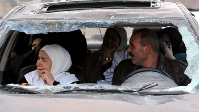 اسرة من النبك في سيارتها المتضررة جراء القتال