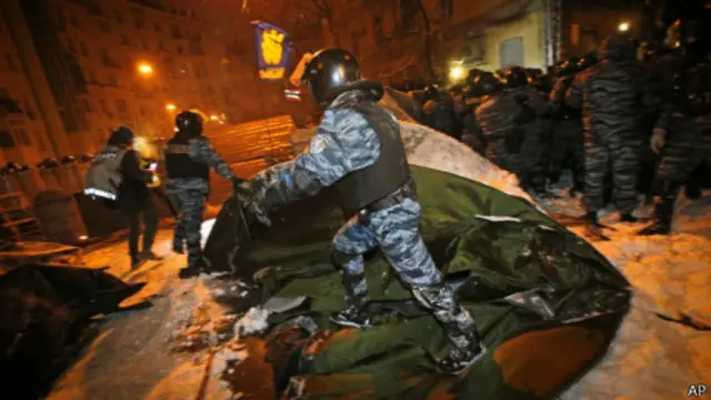 евромайдан, беркут, снос баррикад