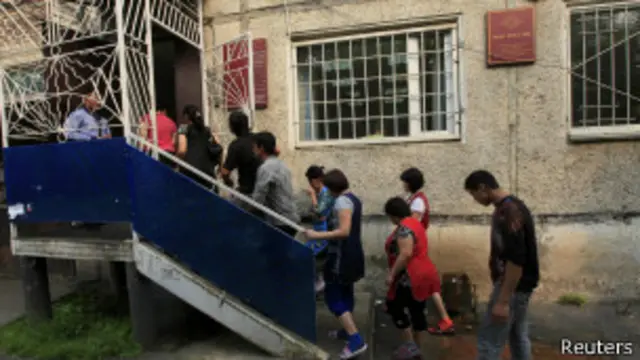 Мигранты бредут в отделение ФМС