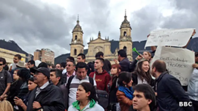 Manifestantes protestan por la destitución del alcalde de Bogotá, Gustavo Petro