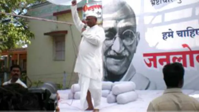 අන්න හෂාරේ දූෂණ වලට එරෙහි උපවාස ව්යාපාරය ගෙන යමින්.