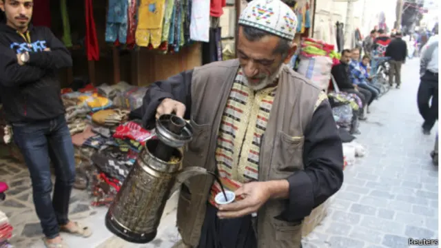 کافی پینے کے حوالے سے ماہرین نے اعتدال پر زور دیا ہے کیونکہ ایک حد کے بعد اس کے منفی اثرات سامنے آنا شروع ہو جاتے ہیں
