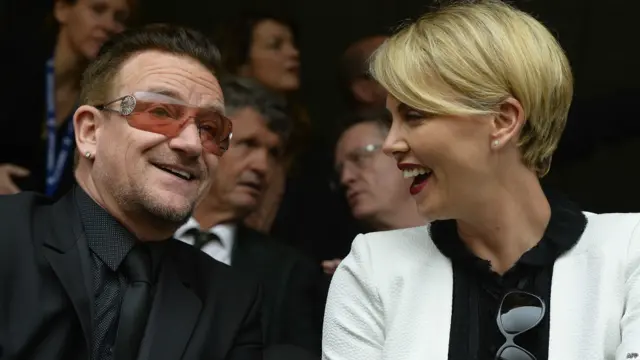 شارلیز ترون، بازیگر سرشناس اهل آفریقای جنوبی و بونو، عضو گروه معروف U2