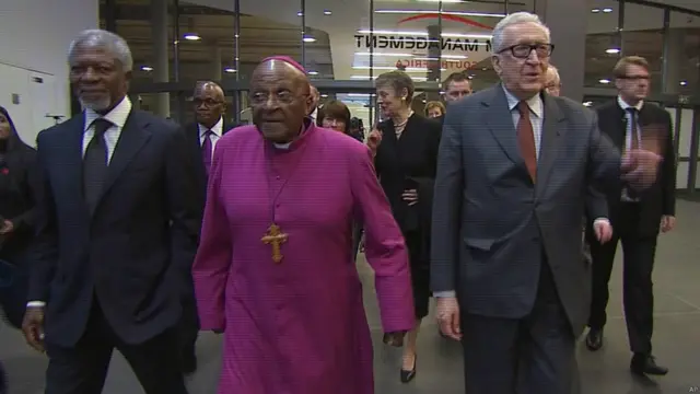 اخضر ابراهیمی (نماینده سازمان ملل و اتحادیه عرب در امور سوریه)، اسقف اعظم دزموند توتو (از رهبران جنبش ضد آپارتاید و برنده جایزه صلح نوبل) و کوفی عنان (دبیرکل پیشین سازمان ملل)