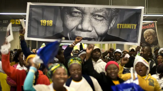 مراسم یادبود رسمی ماندلا در ورزشگاهی برگزار می‌شود که ماندلا در آخرین حضورش در یک مراسم عمومی، در آن به تماشای فینال جام جهانی آفریقای جنوبی نشست