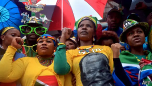 အမှတ်ရ အခမ်းအနားကို တက်ရောက်လာကြတဲ့ ပြည်သူများ