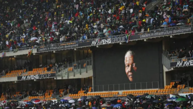 با وجود باران سنگین و رفت و آمد دشوار، جمعیت زیادی به مراسم آمد