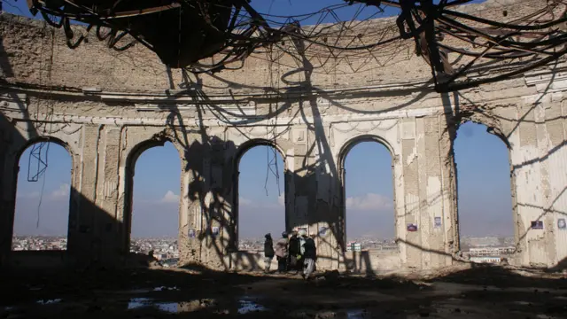 ویرانه‌های قصر دارالامان به جذابیت و تاثیر گذاری این نمایشگاه افزوده بود.