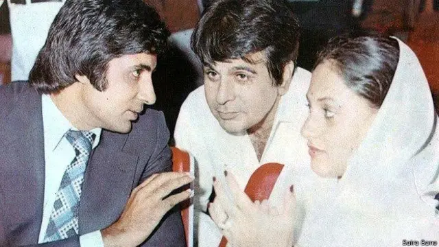 امیتابھ بچن اور جیہ بچن کے ساتھ دلیپ کمار۔ امیتابھ بچن ہمیشہ سے دلیپ کمار کو اپنا آئیڈیل مانتے ہیں۔ دونوں نے رمیش سپّی کی فلم ’شکتی‘ میں اکٹھے کام کیا تھا۔