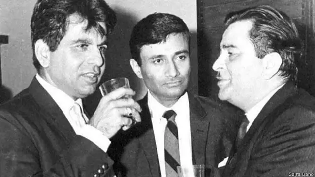 اپنے زمانے میں ہندوستانی سینیما کے تین بڑے اداکار دیو آنند، راج کپور اور دلیپ کمار کی یادگار تصویر۔ 1940، 1950 اور 1960 کی دہائی میں باکس آفس پر تینوں کی دشمنی مشہور تھی۔ لیکن ذاتی طور پر سب ایک دوسرے کے اچھے دوست تھے۔ راج کپور، دلیپ کمار کی اداکاری کے دیوانے تھے۔