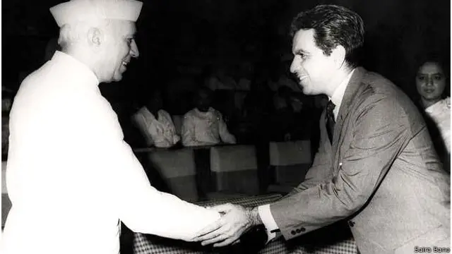 یہ تصویر 1950 کی دہائی کی ہے جس میں دلیپ کمار بھارت کے اس وقت کے اور پہلے وزیر اعظم جواہر لال نہرو کے ساتھ نظر آ رہے ہیں۔