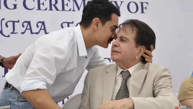 بھارتی سینیما کے مشہور اداکار دلیپ کمار 11 دسمبر کو 91 سال کے ہو گئے۔ یہ تصویر سنہ 2011 کی ہے جب ایک تقریب میں عامر خان نے دلیپ کمار سے اظہارِ عقیدت کیا۔