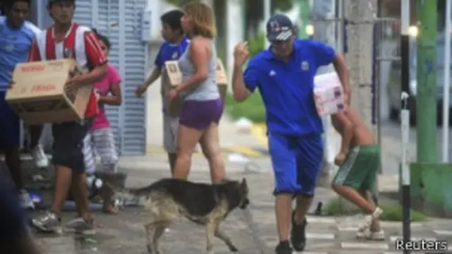 some people are looting asupermarket in argentina