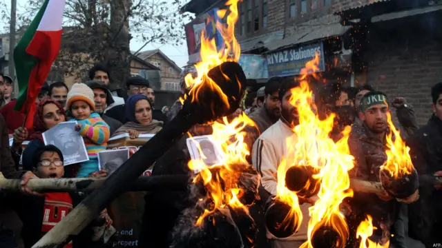 بھارت کے زیر انتظام کشمیر میں منگل کو حقوق انسانی کے عالمی دن کے موقع پر بھارتی سکیورٹی فورسز کی کارروائیوں کے خلاف جموں کشمیر لیبریشن فرنٹ نے احتجاج کیا۔