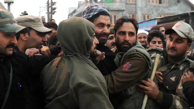 احتجاج کے دوران جموں کشمیر لیبریشن فرنٹ کے چیئرمین کو بھارتی سکیورٹی فورسز نے حراست میں لے لیا۔ 