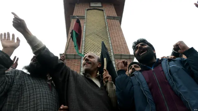 اطلاعات کے مطابق احتجاج کے دوران تقریباً بیس افراد کو حراست میں لیا گیا۔