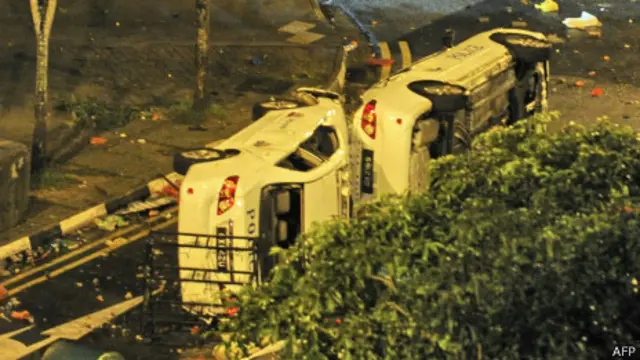 Xe cảnh sát bị lật nhào khi xảy ra bạo động