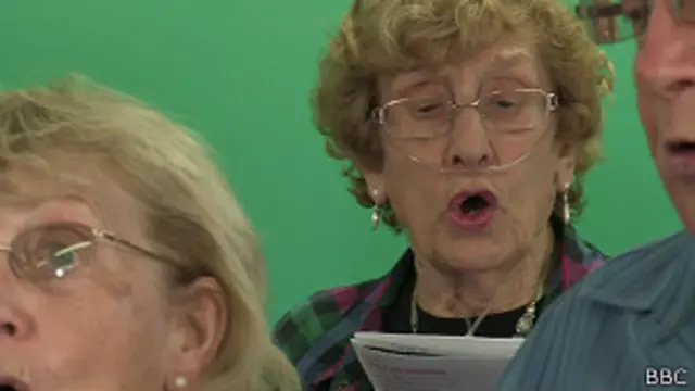 Mujer con EPOC en sesión de canto