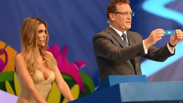 ایران کو فٹ بال کا بہت شوق ہے لیکن سوشل میڈیا میں ایرانیوں نے فرنینڈا کے لباس کے حوالے سے بہت تبصرے کیے ہیں اور یہاں تک کہا کہ ’فرنینڈا کو حجاب پہننا چاہیے۔‘ 