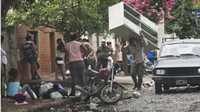 Saques em Córdoba. AP