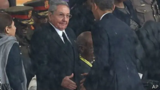 奥巴马同卡斯特罗握手