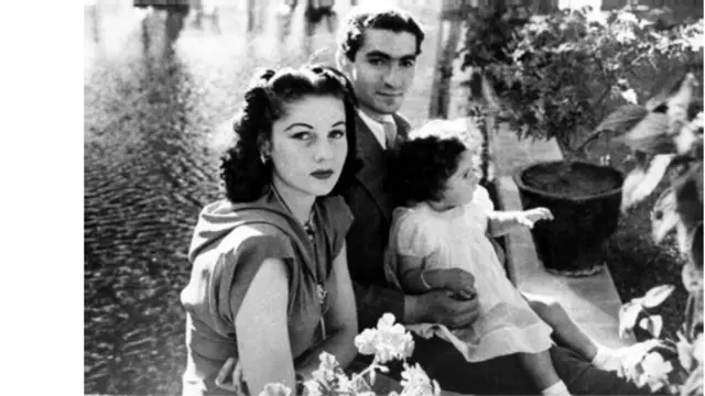 شهناز در کنار پدرش محمدرضا شاه پهلوی و مادرش فوزیه