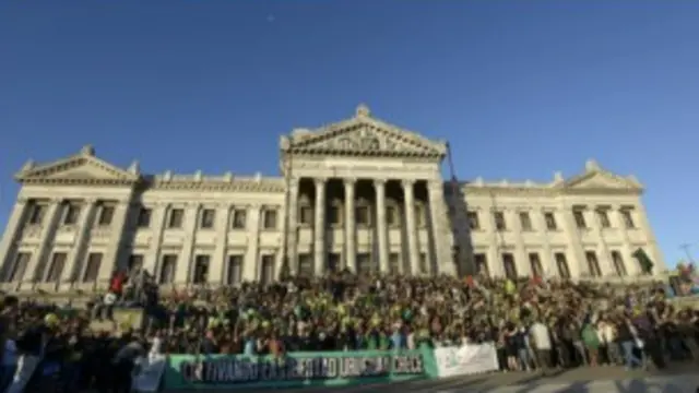 ناقش المجلس مشروع هذا القانون لمدة 12 ساعة قبل المصادقة التاريخية النهائية عليه
