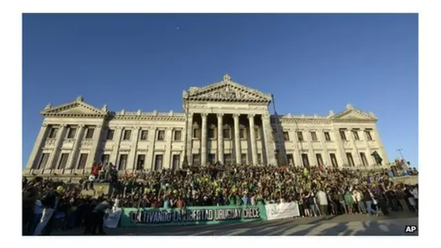 صدها نفر از جوانان در بیرون محوطه کنگره با اعلام نتیجه رای‌گیری به جشن و پایکوبی پرداختند