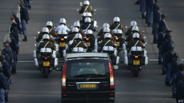 میّت کا جلوس گوسی ممپورو سٹریٹ اور مادیبا سٹریٹ سے ہوتا ہوا یونین بلڈنگز پہنچا