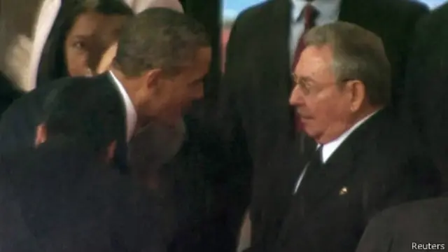 Tổng thống Mỹ Barack Obama chủ động bắt tay Chủ tịch Cuba Raul Castro